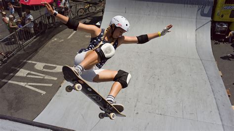 Supergirl Skate Pro 2016 vertical ramp skateboarding contest