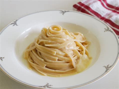 Authentic Fettuccine Alfredo Recipe No Cream The Cooking Foodie