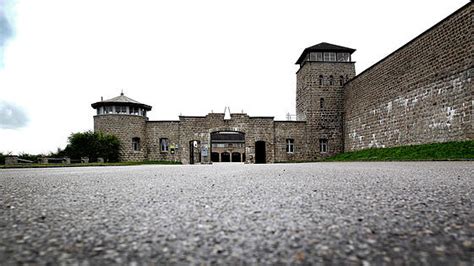 Konzentrationslager mauthausen, kz mauthausen (en); Mauthausen-Memorial mit Hakenkreuzen beschmiert ...