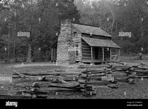 John Oliver Cabin In Cades Cove In Black And White Stock Photo Alamy
