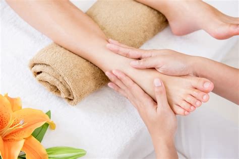 Premium Photo Therapist Giving Relaxing Traditional Reflexology Foot Massage To A Woman In Spa