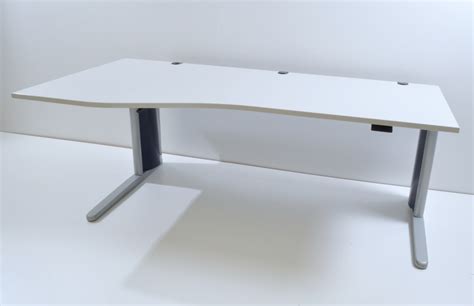 Tische, die sich in der höhe verstellen lassen, können ganz individuell angepasst werden. Schreibtisch 200 cm - höhenverstellbar - König + Neurath ...