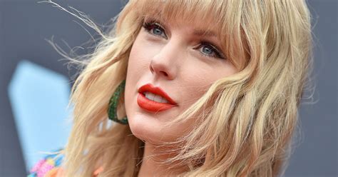 Taylor Swift Dyes Hair Pastel Pink And Blue In Quarantine