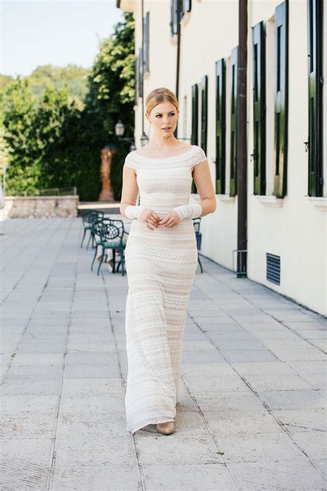 Brautkleid brautmode hochzeitskleid hochzeitsblume bad harzburg langarm spitzenkleid a linie carmen ausschnitt braut lounge wiesbaden. Brautkleid Carmenausschnitt mit Streifenspitze - Off ...