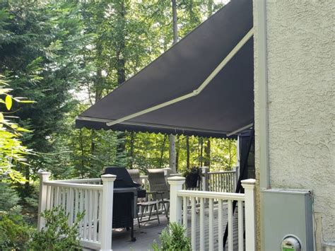 Eastern Sunflexx Retractable Awning On A Stucco Home Kreiders