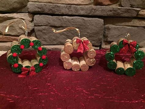 45 Mini Wine Cork Diy Ideas To Christmas Ornaments With Images Wine Cork Wreath Wine Cork