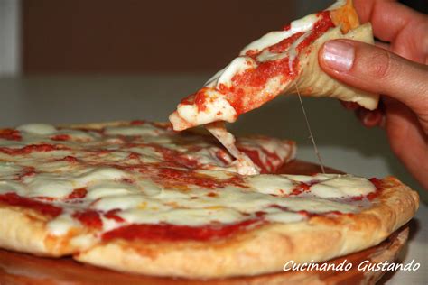 Io consiglio di farla sempre molto lunga e in due tempi. Ricetta Pizza fatta in casa semplice e morbida