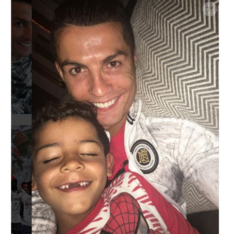 Photo Cristiano Ronaldo Pose Avec Son Fils Cristiano Jr Sur Instagram Purepeople