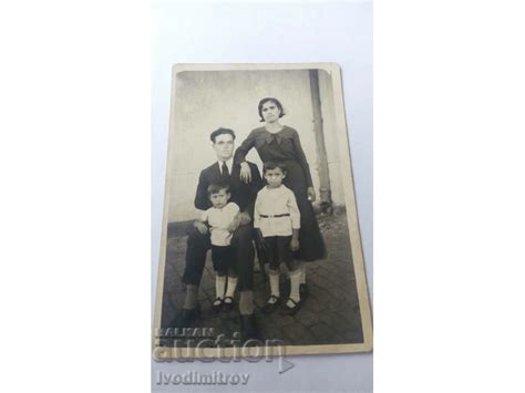 Снимка Бургасъ Мъже жени и две момчета 1934 Стари снимки Изделия от хартия balkanauction