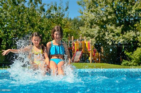 Kinder Im Schwimmbad Haben Spaß Und Planschen Im Wasser Stockfoto Und Mehr Bilder Von Aktiver