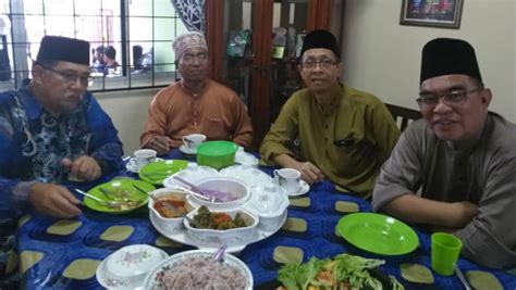 Sebenarnya, amalan rumah terbuka yang diwujudkan banyak memberikan kepentingan terutamanya dalam memperkenalkan budaya dan adat resam kaum lain di negara kita. Majlis rumah terbuka Aidilfitri terus rancak | Utusan ...