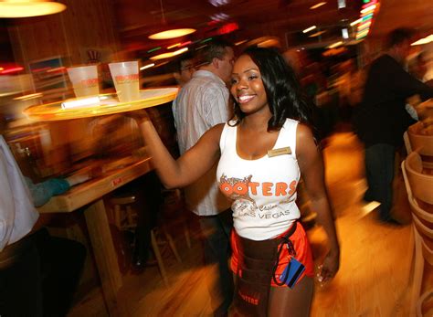 5 Controversial Rules Hooters Servers Have To Follow — Eat This Not That