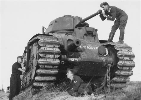 Немецкие солдаты рассматривают брошенный французский танк Char B1 Bis