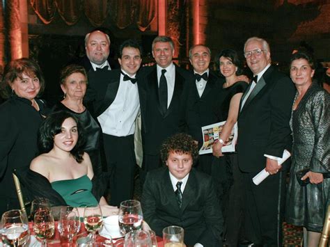 Qui trovi opinioni relative a commisso rocco famiglia e puoi scoprire cosa si pensa di commisso rocco famiglia. Rocco Commisso, il pallone e il web iperveloce. Una vita sempre all'attacco - Il Sole 24 ORE