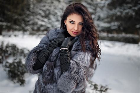 Winter 1080p Women Outdoors Depth Of Field Fur Coats Gloves Fur Portrait Black Gloves