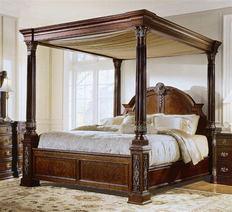 The simple spindles feature round finials and castings adding simple style to this traditional frame. Double, King or Super-king size Four Poster Bed ...