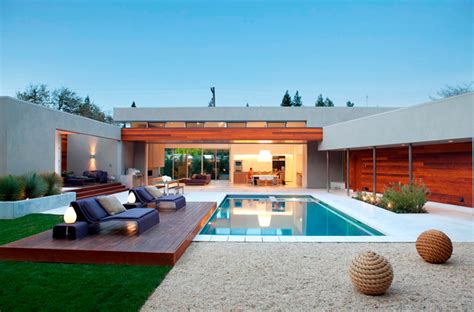 Modern Home With Swimming Pool On Backyard Modern Pools Modern