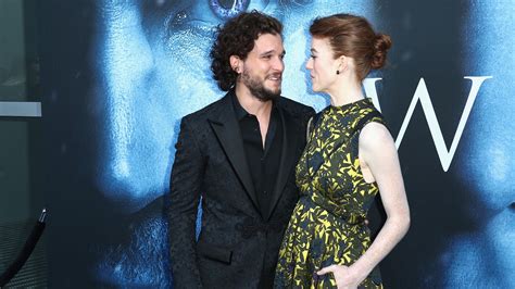 In a hilariously unexpected move, harington and leslie apparently invited 200 guests to their wedding, and the extra special invitations featured postage. Nach Verlobungs-Dementi: Ist GoT-Star Rose Leslie ...