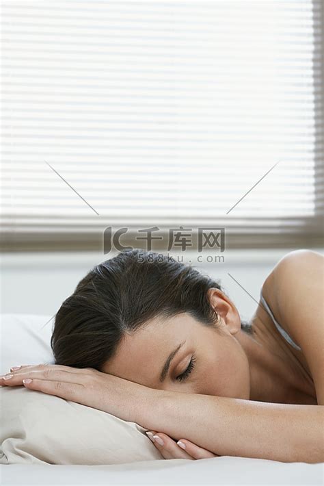 年轻的女人在床上睡觉美女spa高清摄影大图 千库网