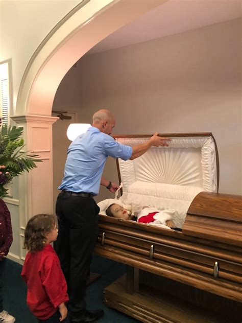 Father Shares Photos Of His Dead Wife And Unborn Child In A Coffin For