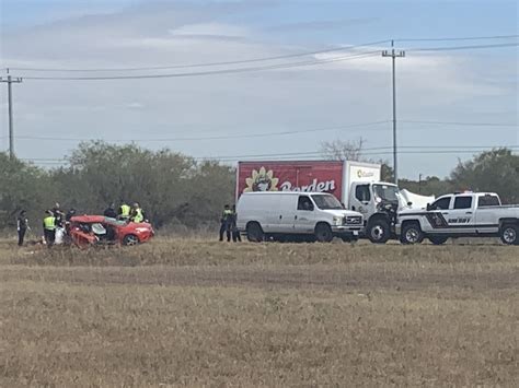 2 people dead after car swerves into oncoming traffic on Loop 1604