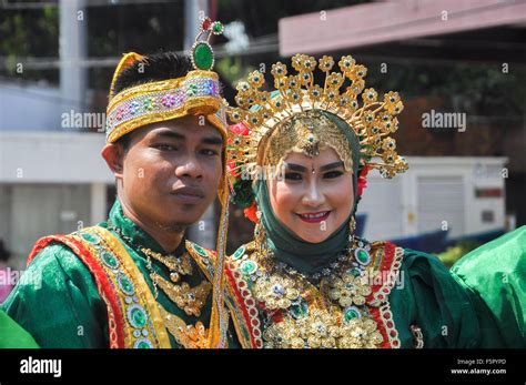 Makassar Indonesia 08th Nov 2015 People Wear Traditional Makassar Clothes At Makassar