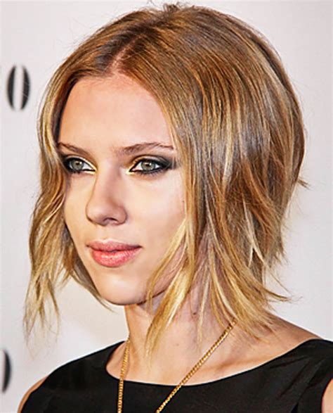 A short textured cut, which isn't drastic and that is why it suits all face shapes and hair textures. Scarlett Johansson's Bob + Pixie for short hair - Fashion 2D