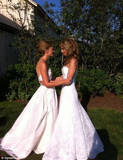 Chely Wright Wedding Lesbian Country Singer Gets Married To Partner Lauren Blitzer Daily Mail