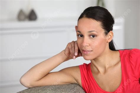 امرأة شابة ميتيس تجلس على الأريكة صورة الخلفية والصورة للتنزيل المجاني Pngtree