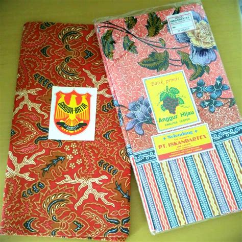 Batik adalah kain indonesia bergambar yang pembuatannya secara khusus dengan menuliskan atau menerakan malam pada kain itu, kemudian pengolahannya diproses dengan cara tertentu yang memiliki kekhasan. Batik Hijau De : Batik ini merupakan batik cap yang ...