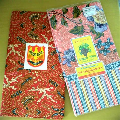 Batik madura warna cerah dengan sentuhan khas tumbuhan nusantara yang cantik mempesona. Batik Hijau De / Kayamara Batik Murahan Jual Batik Wanita Modern B100 De Baju Batik Seragam ...