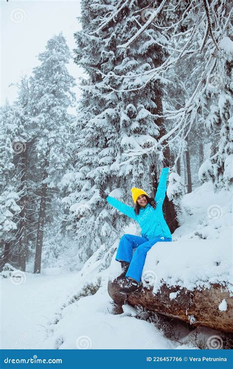 caminante mujer disfrutando de la vista de los bosques de invierno nevados foto de archivo