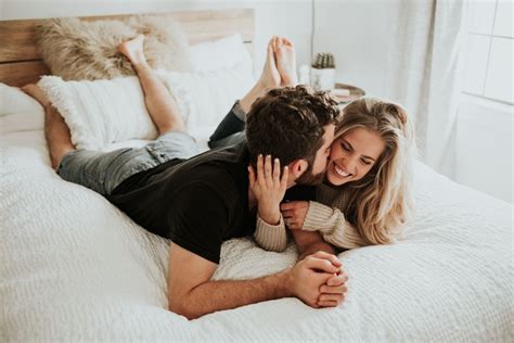 Couples Photographer Cozy Romantic Intimate In Home Photography Session 19 1000×667