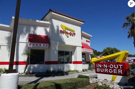 In the picture, maxwell is seen staring at the camera with a tray of food and two. Illustration du restaurant In-N-Out Burger, où aurait été ...