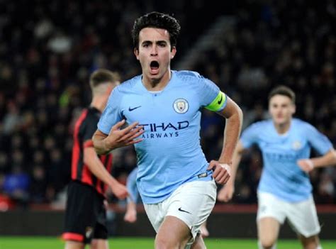 Tangkapan layarbek manchester city eric garcia ditandu keluar lapangan setelah bertabrakan dengan ederson moraes pada laga kontra arsenal di stadion etihad, kamis (18/6/2020) dini hari wib. Usai Terlibat Insiden dengan Ederson, Garcia Akan Absen ...