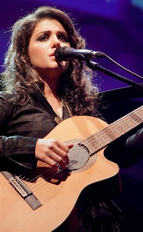 katie melua sings with a guitar on a scene