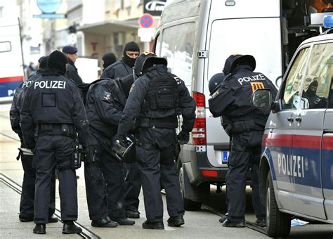 Dabei ist es nicht immer notwendig, das haus mit komplett neuen fenstern auszustatten: Hausbesetzung in Wien: Polizei räumte Gebäude | Tiroler ...