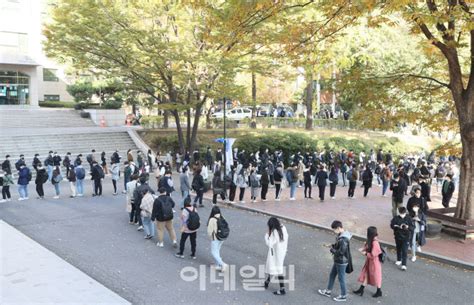 사이트 방문해주시면 다양한 정보를 얻을 수 있습니다. 포토SKCT 위해 길게 줄 선 취업준비생들