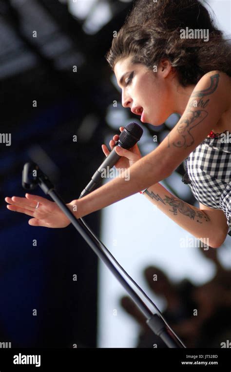 Amy Winehouse Performs 2007 Lollapalooza Chicagoil Stock Photo Alamy
