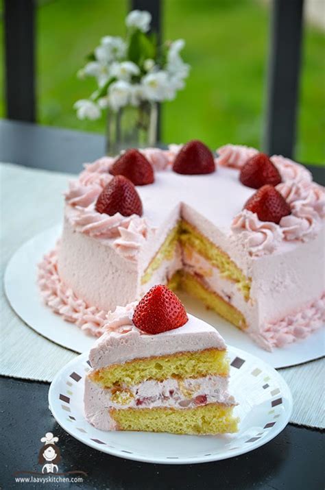 With warmer weather comes strawberries, and we're ready to eat them in pies, pops, and perfect cakes. Laavy's Kitchen - A food blog by Laavy: Strawberry ...