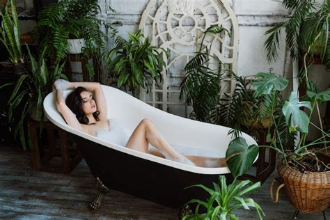 Schöne Frau Die Ein Heißes Bad In Ihrem Landhaus Nimmt Premium Foto