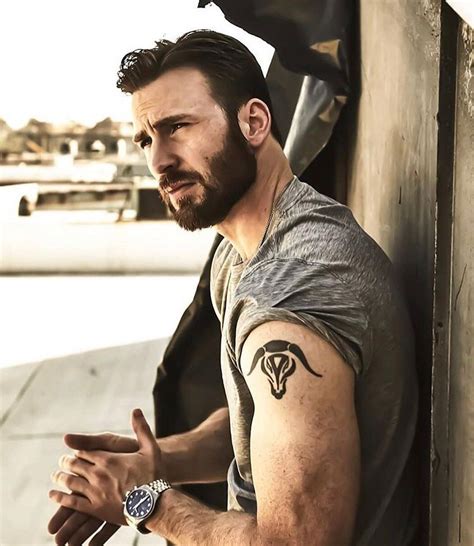 Evans chest is where most of his body art exists. His tattoo #chrisevans в 2020 г | Крис эванс, Роберт эванс ...