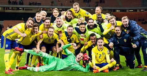 År 2015 skedde dock en förändring då sverige föll två placeringar till sjunde plats på världsrankningen. Jättesågningen av svenska landslaget inför fotbolls-VM ...