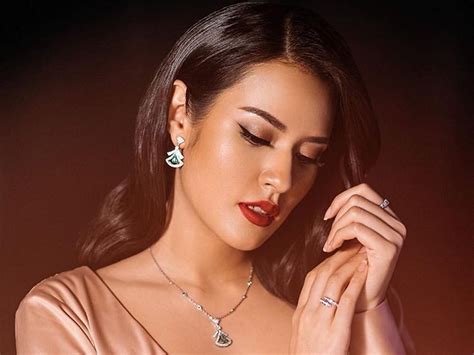 Raisa dikenal sempat berpacaran lama dengan keenan pearce. Aura Cantik Raisa di Video Klip Bahasa Kalbu, Memikat Hati! : Okezone Lifestyle