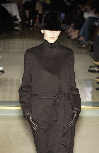 Hermès Fall 2002 Runway Pictures | Fashion, All black fashion, Outfits ...