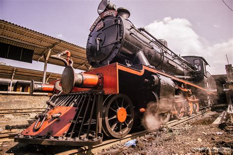 Viceroy Special Train Sri Lanka ©copyright Charith Gunar Flickr