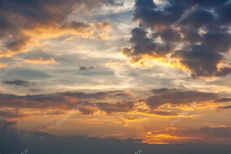 Яркий закат небо фон — Стоковое фото © Olezzosimona 107742100