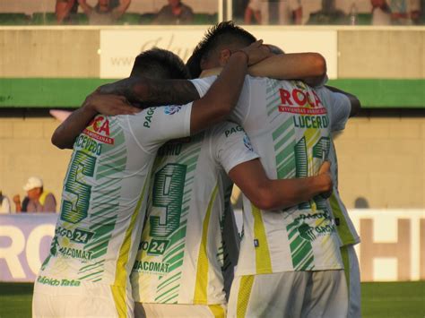 Club social y deportivo defensa y justicia, commonly known as defensa y justicia or simply defensa, is an argentine football club from florencio varela, buenos aires. Defensa y Justicia 0 vs 0 Colón por la Superliga Argentina ...