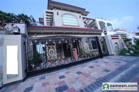 The indonesian for basement is ruang rumah di bawah tanah. 10 Marla Beautiful Spanish Bungalow With Basement And ...