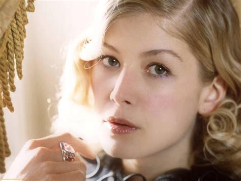Hollywood Super Stars Rosamund Pike Hot And Sexy Pictures